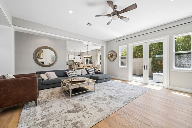 Foto del edificio - Beautiful Fully Furnished 4 BR Home in Eastside Costa Mesa