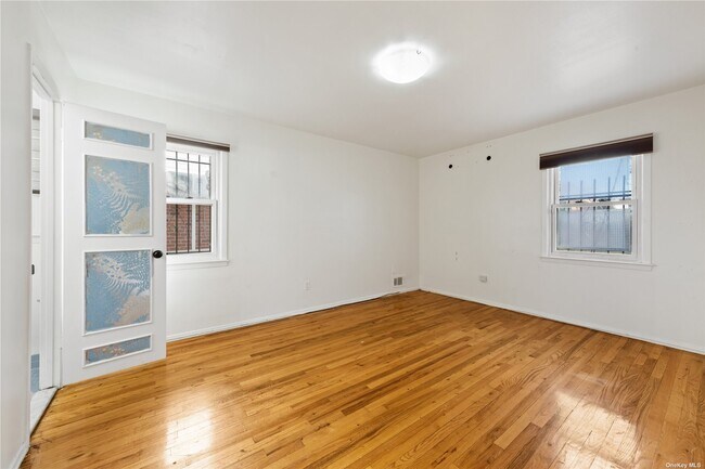 Foto del edificio - 24-17 Parsons Blvd