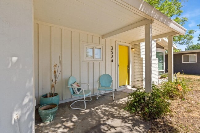 Building Photo - 2524 Landwood Way