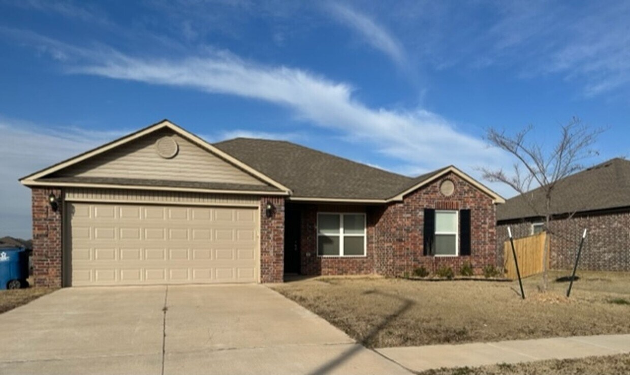 Foto principal - Newer 3 Bedroom/2 Bath Home in Newcastle -...