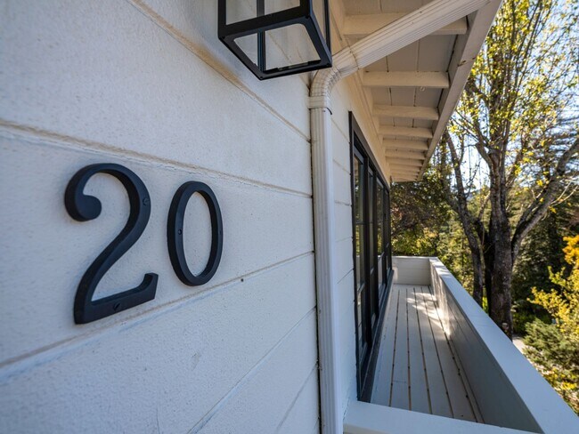 Foto del edificio - Luxurious Greenbrae Breathtaking View Home...