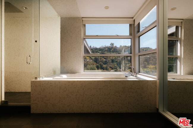 Foto del edificio - 2651 Nichols Canyon Rd