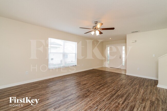 Foto del edificio - 6173 Skylarkcrest Dr