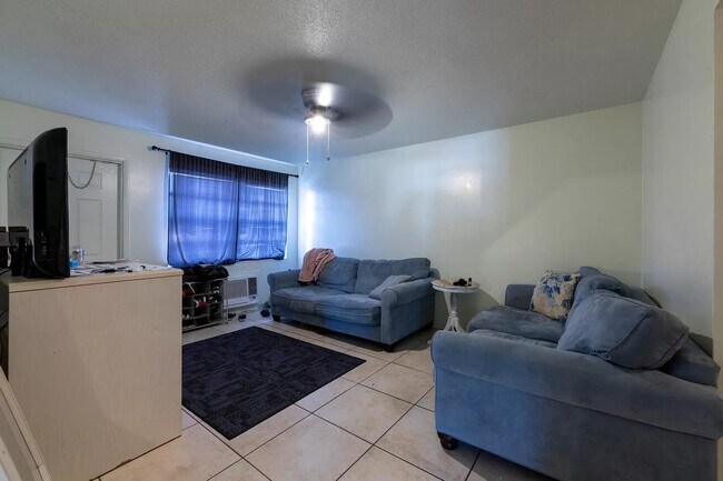 Building Photo - 932 W Jasmine Dr