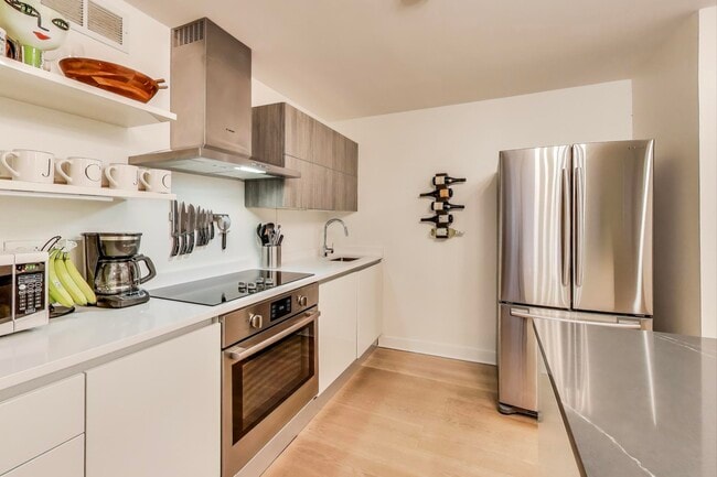 Building Photo - 110 E Delaware Pl