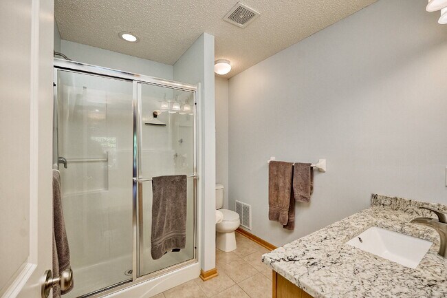 Foto del edificio - Spacious 4-Bedroom, 4 Bathroom Plymouth Townhouse with Cozy Fireplace - 2510 Sq Ft of Comfort!