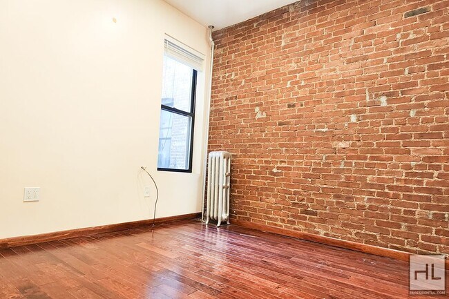 Building Photo - HURON STREET / 2-Bed 1-Bath / Great Greenp...