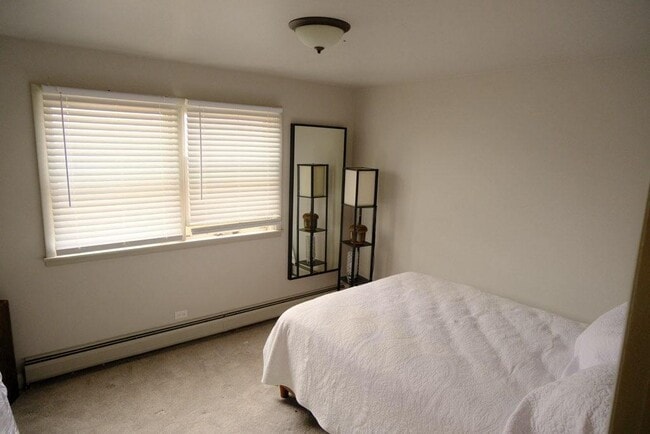 Building Photo - 225 Country Club Dr