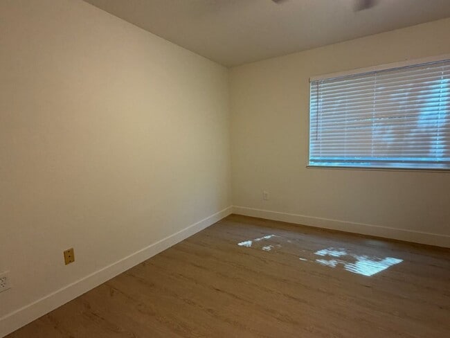 Foto del edificio - Beautifully Remodeled 3 Bed / 2 Bath Duplex – Walk to Downtown!