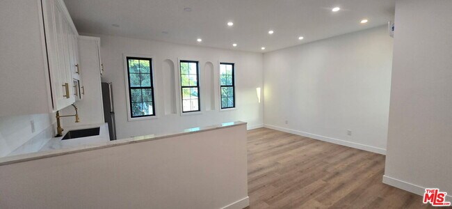 Building Photo - 1047 Irolo St