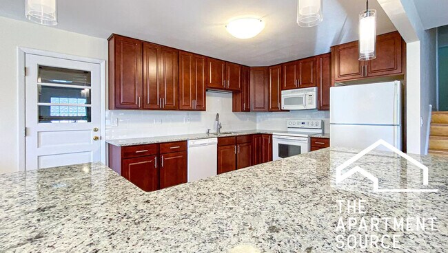 Building Photo - 2125 Eastview Dr