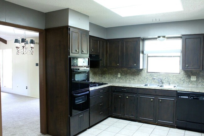 Building Photo - Home on Loneman Creek with large Shop!