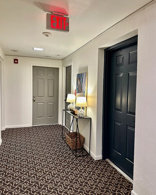 Puerta principal - 229 N Poplar St