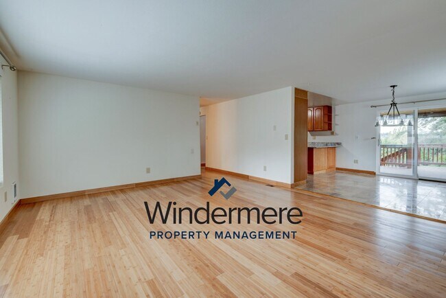 Foto del edificio - Spacious 3 Bedroom 3 Bath in town