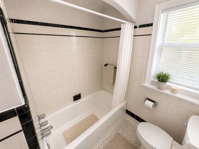 Building Photo - Beautiful Flat Section 8 Accepted