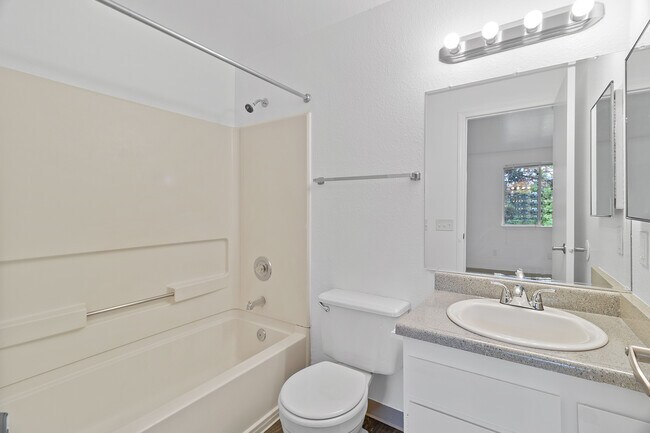 Foto del edificio - CEDAR MILL VILLAGE APARTMENTS