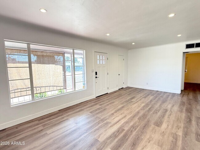 Building Photo - 102 W 8th Pl