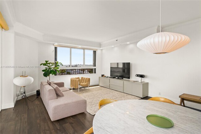 Foto del edificio - 251 Crandon Blvd