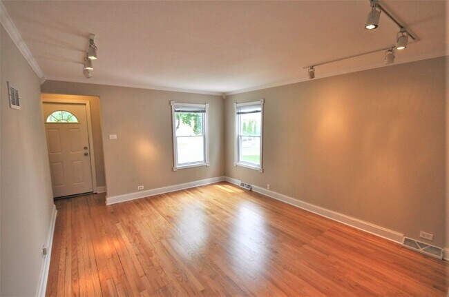 Foto del edificio - 3328 N Osage Ave