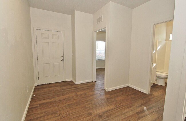 Building Photo - Spacious Home In A Beautiful Neighborhood!