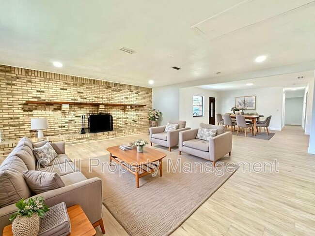 Building Photo - 2517 Royal Palm Dr