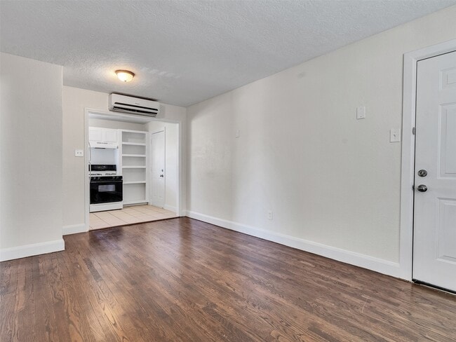Building Photo - 7622 Pecan Villas Dr