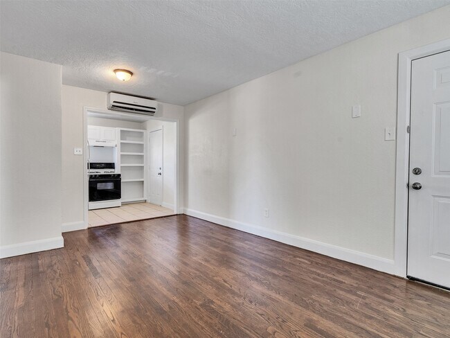 Building Photo - 7626 Pecan Villas Dr