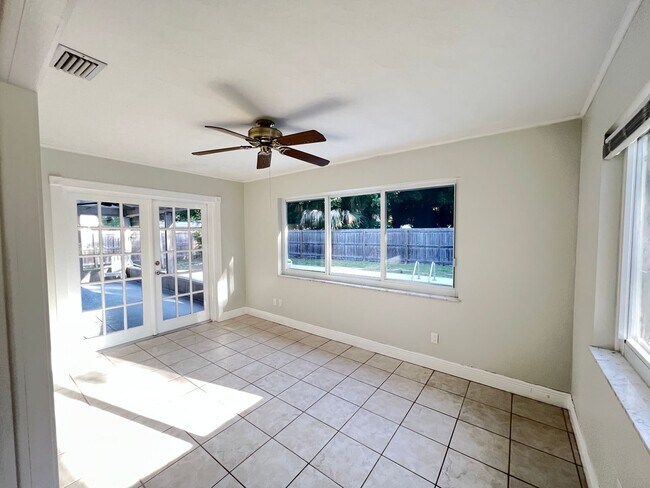 Building Photo - Single Family Pool Home with private fence...