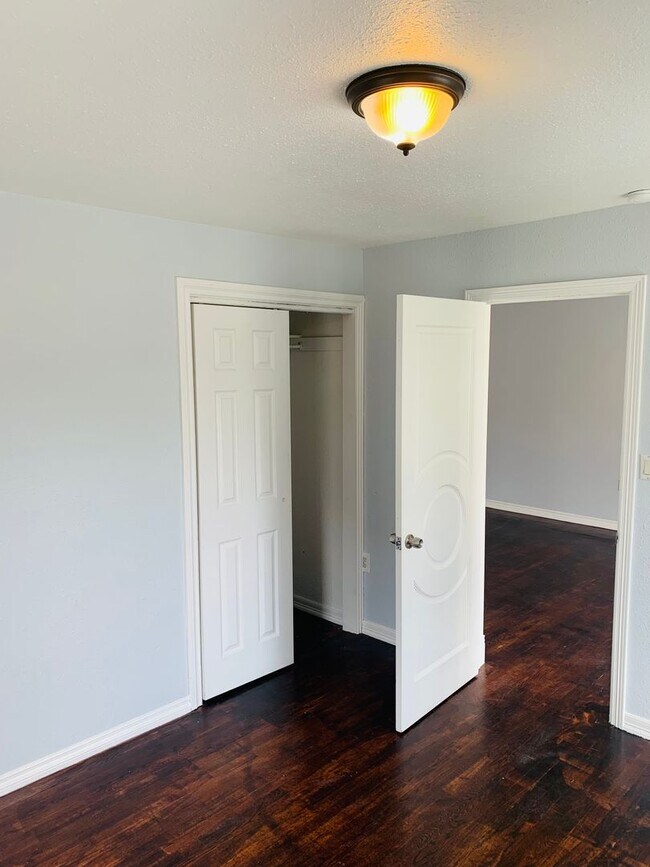 Building Photo - 5 Bed 3 Bath Close to Stanley Marketplace