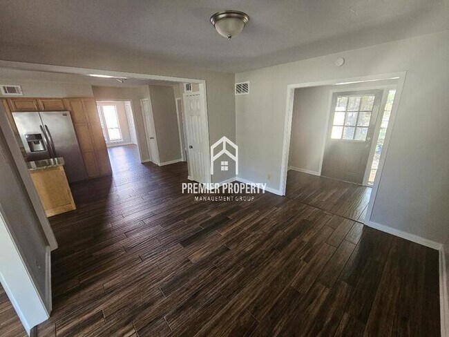 Foto del edificio - 1561 W Churchill Downs