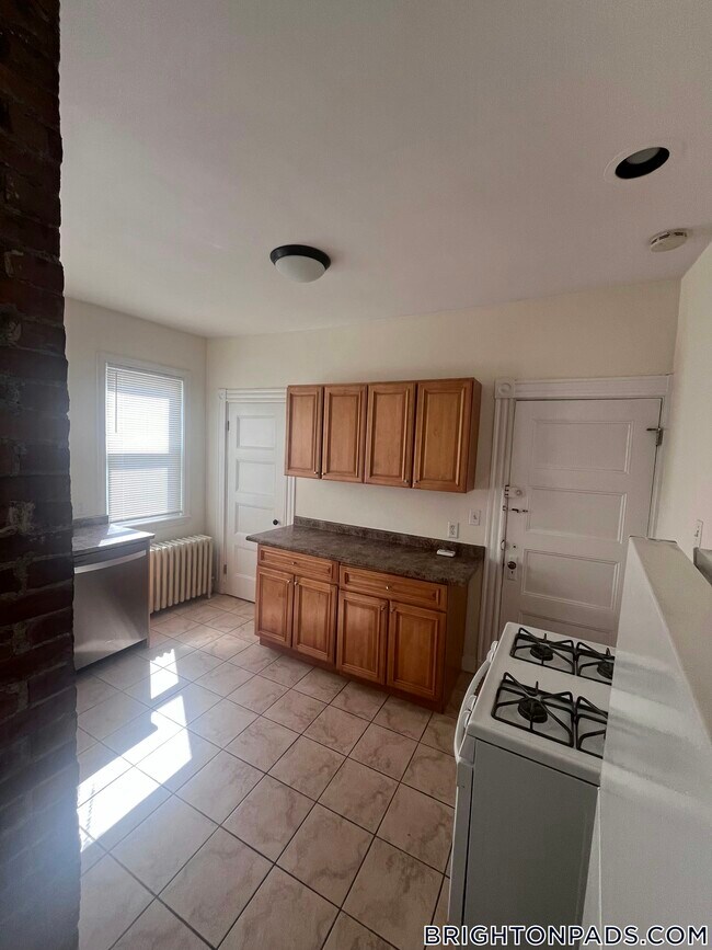 Building Photo - 75 Elmira St