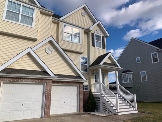 Building Photo - 351 Paradee Dr