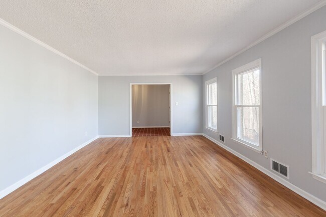 Foto del edificio - Spacious 4bd/2.5ba Ranch w/ Two-Car Garage & Large Basement and Screened Porch!