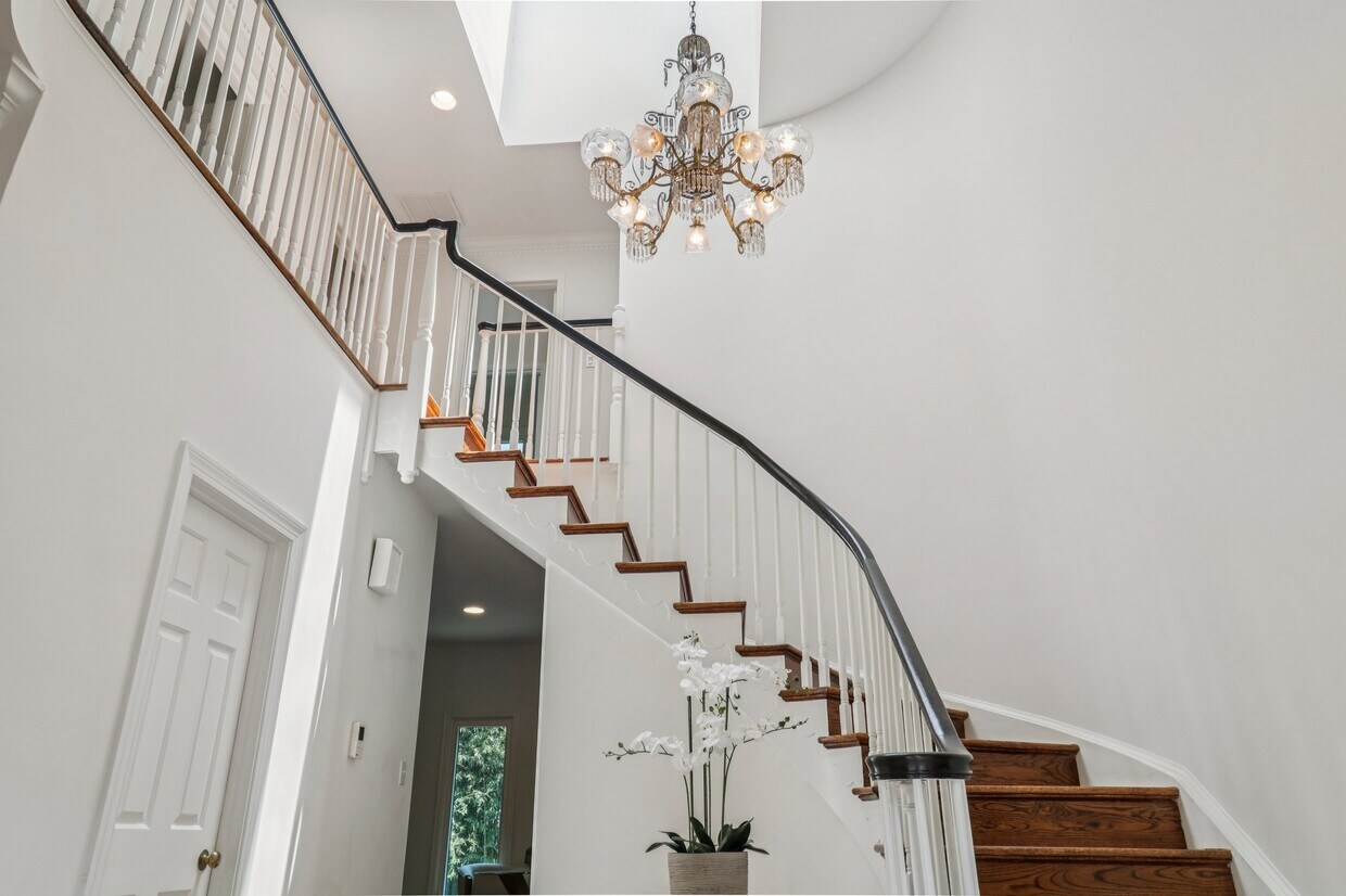 Foto principal - 3233 Ellicott St NW