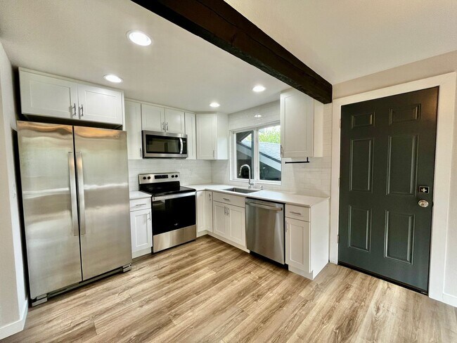 Foto del edificio - Newly Remodeled Home with Extra Parking