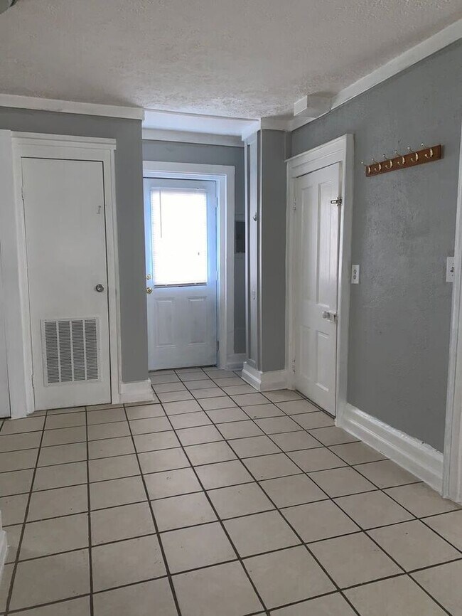 Foto del edificio - 2453 W Franklin St
