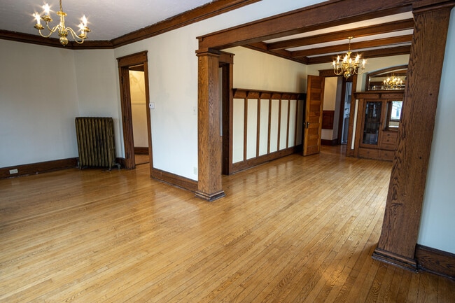 Building Photo - 1905 E Kenwood Blvd