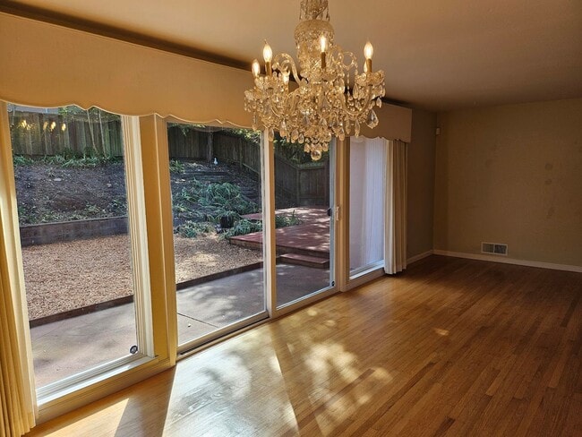 Building Photo - Gorgeous 3 bedroom 2 bath Crestmoor Home f...