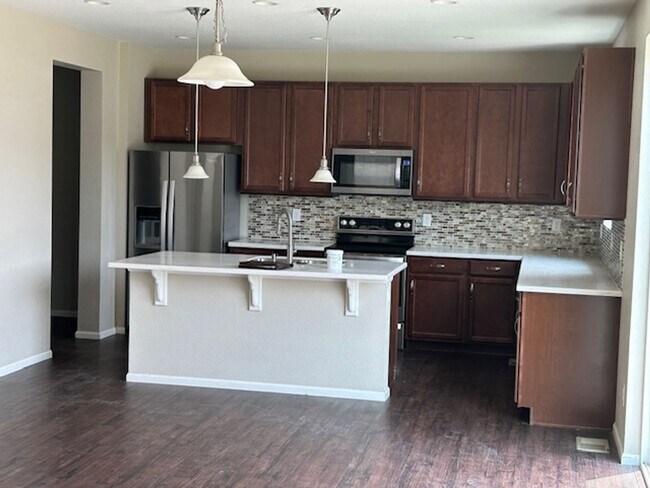 Building Photo - 4 bedroom 3 bathroom house AVAILABLE in Co...