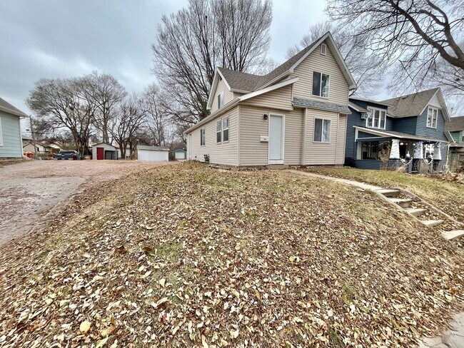 Building Photo - Affordable 3 Bed/1.5 Bath Near Downtown!