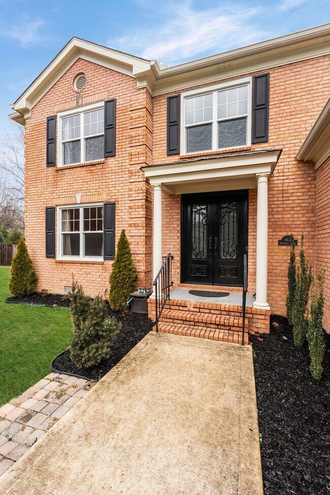 Foto del edificio - Spacious Cul-de-Sac Home in Sought-After R...
