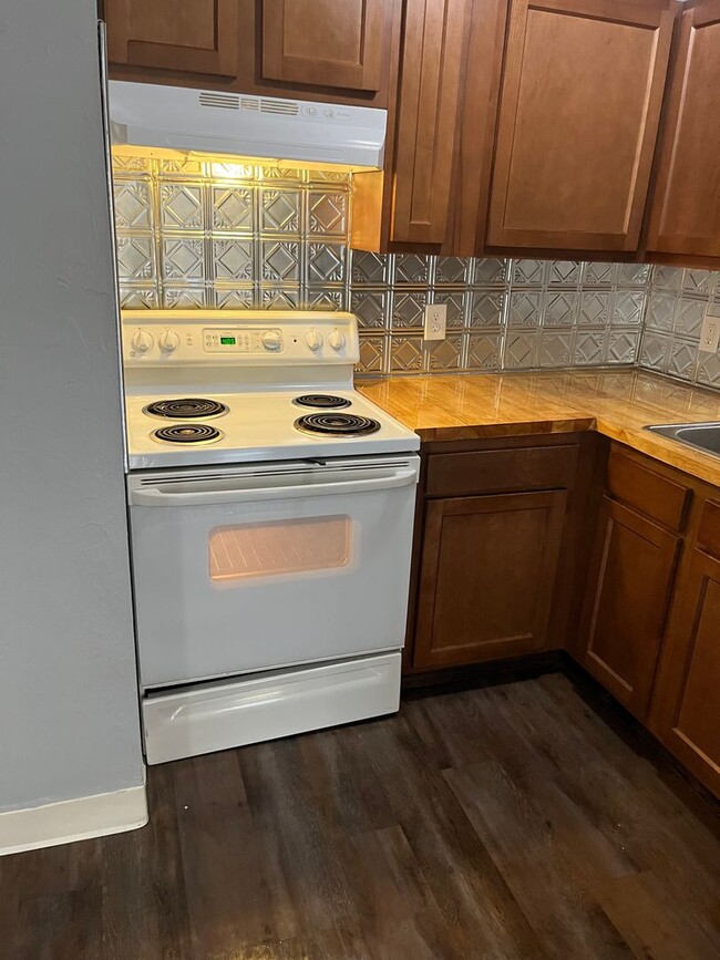 Building Photo - Updated 2/1 in Quiet Quadplex – Great Loca...