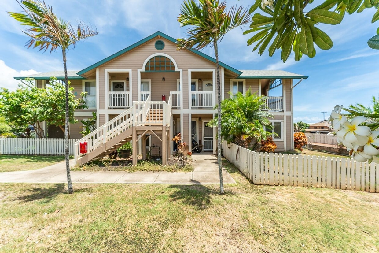 Primary Photo - 3bd/2ba upstairs unit with deck