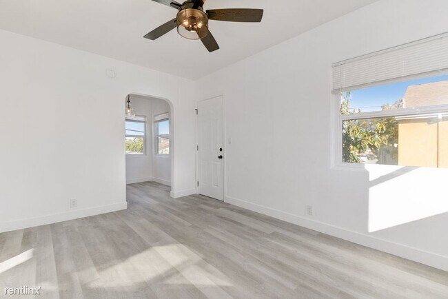 Foto del edificio - 1 br, 1 bath Condo - 4208 Van Dyke Avenue