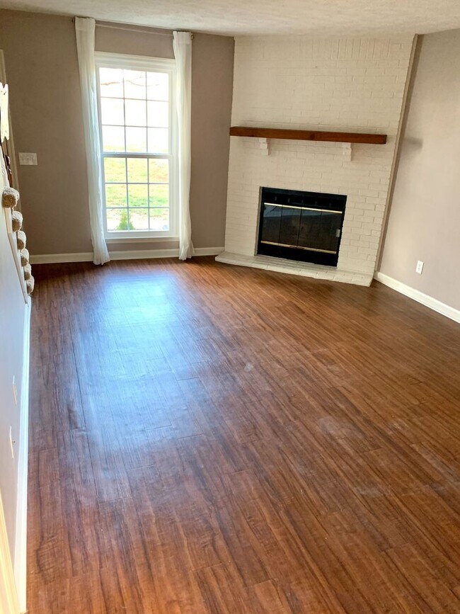 Building Photo - Gorgeous 2 Bed, 1.5 Bath Condo Available A...
