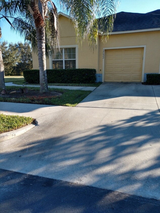 Spacious 3 bedroom, 2 bath corner unit. - Spacious 3 bedroom, 2 bath corner unit.
