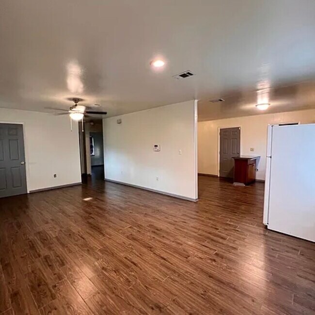 Foto del edificio - 88 Means Ave