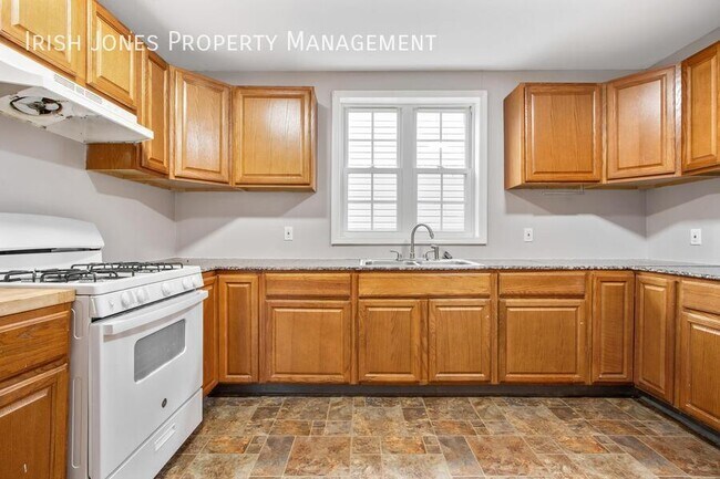 Building Photo - 381 Fargo Ave