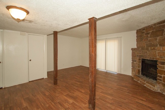 Building Photo - 215 W Sycamore St