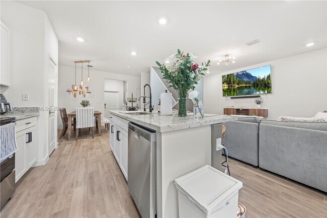 Building Photo - 818 SE 17th St